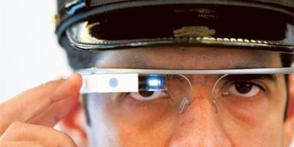 Un agente della polizia di Dubai con Google Glass