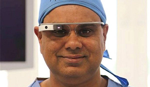 Shafi Ahmed, il primo chirurgo al mondo a trasmettere in live streaming un'operazione con l'ausilio di Google Glass