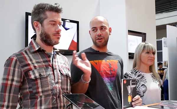 Nella foto, al centro, Federico Mirarchi, founder di SPAM, presenta l'ultimo numero del magazine cartaceo che propone le migliori fonti del web in realtà aumentata. Con lui, al Salone di Torino, i due soci Roberto Piazza e Roberta Marchesi.