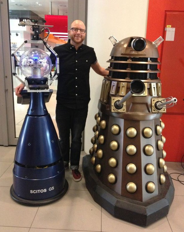 Bob (a sinistra) e un Dalek (a destra).