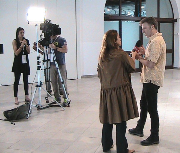 Molti speaker e panel al SOTN14, anche su temi a metà fra la tecnologia e la fisiologia. Sopra, intervistato dalla Rai il ricercatore e artista Daniel Landau, che da alcuni anni denuncia gli effetti psico-fisici della multimedialità sulle capacità cognitive degli esseri umani, in particolare in caso di overload informativo.