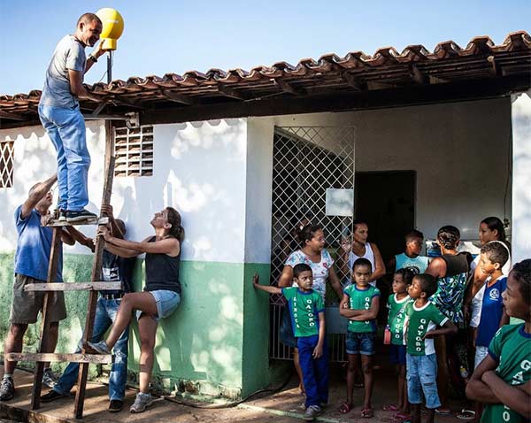 Il team di Project Loon installa un'antenna per la ricezione del segnale dai palloni aerostatici sul tetto di una scuola
