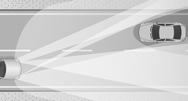 I fari con tecnologia MULTIBEAM LED di Mercedes-Benz permettono di mantenere attivi gli abbaglianti senza dare fastidio alle auto che provengono dal senso di marcia opposto