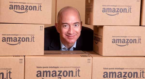 Jeff Bezos, 50 anni, è il fondatore de CEO di Amazon e uno dei venti uomini più ricchi del mondo. Tra i suoi più fidati collaboratori, l'italiano Diego Piacentini, che ha contribuito a portare Amazon in Italia. I suoi magazzini sono a Castel San Giovanni (Pc).