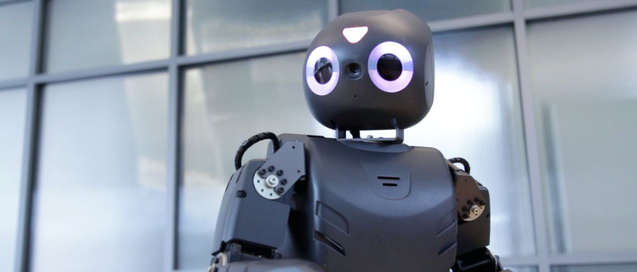 Robot gioca ad Angry Birds insieme ai bambini