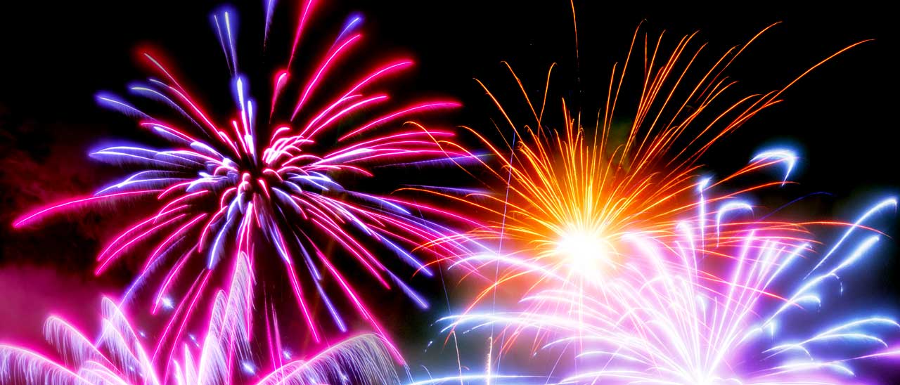 Dentro i fuochi d'artificio con un drone