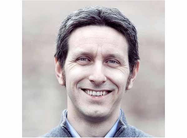 Giovanni Paglia, 34 anni, laurea in scienze politiche e bancario, è il primo firmatario della mozione sui Bitcoin. Deputato di SEL dal 2013, è subentrato a Sergio Boccadutri (passato al PD) alla tesoreria del partito di Nichi Vendola. 