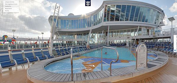 Una delle piscine a bordo della nave da crociera Allure of the Seas della compagnia Royal Caribbean