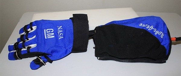 RoboGlove, il guanto con tendini flessibili artificiali realizzato dalla NASA