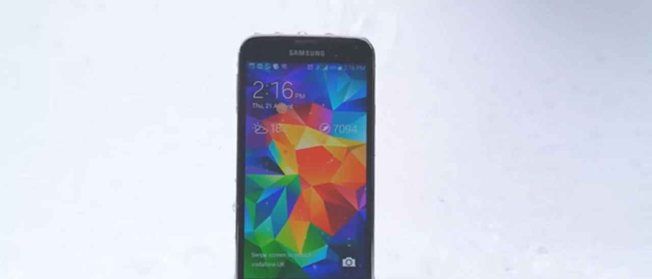 Ice Bucket Challenge: Galaxy S5 sfida l'iPhone 5S