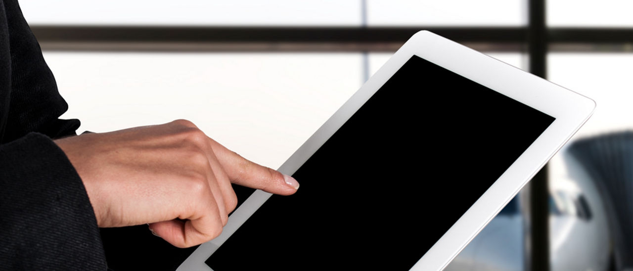 Distratto dall'iPad, causa panico in aeroporto