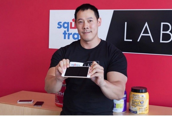 iPhone 6 bend test da parte di un bodybuilder dipendente di SquareTrade
