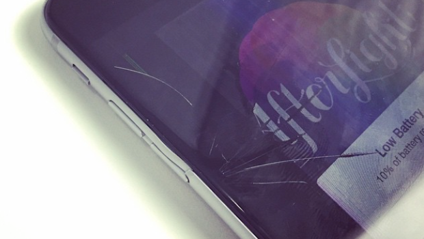 Il difetto dell'iPhone 6: tende a deformarsi stando in tasca