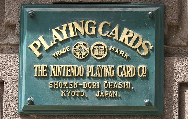 La targa della ex sede Nintendo, che testimonia il passato dell'azienda nel mercato della carte da gioco
