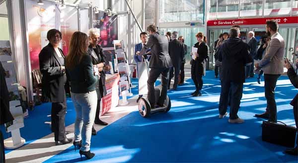 Sono oltre 7000 i visitatori attesi per questa terza edizione di Smart City Exhibition, che si concluderà domani. La fiera di Bologna accoglierà nel padiglione 31 best practice e progetti di oltre 120 città, e quasi 500 relatori tra italiani e internazionali, che parteciperanno agli oltre 80 appuntamenti – tra convegni, laboratori e sessioni formative.