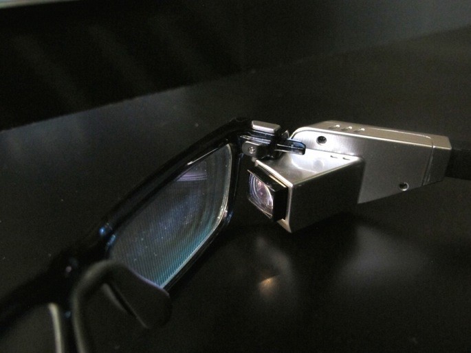 Il proiettore sul prototipo dei Toshiba Glass