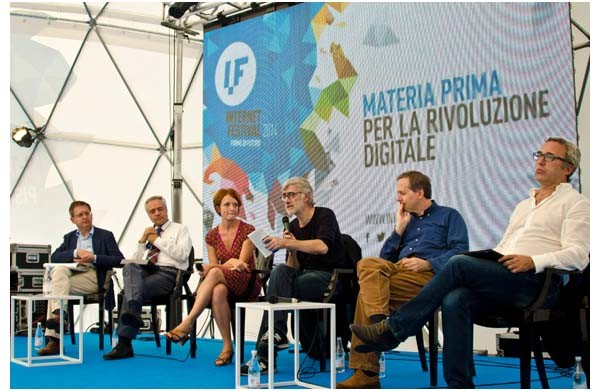 Il 12 ottobre è stato in larga dedicato ai vari temi collegati all'agenda digitale. Qui sopra, Luca de Biaee modera un convegno al Geoide. Alla sua sinistra, Stefano Quintarelli.