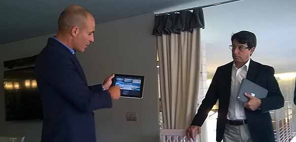 Bernardo Hernandez, mostra Flickr su iPad. Il General Manager di Flickr dirige il team dedicato allo sviluppo del prodotto globale; prima di entrare in Flickr, è stato direttore del Product Management di Google. Di fianco a lui, Lorenzo Montagna,  Managing Director and Country Commercial di Yahoo Italia.