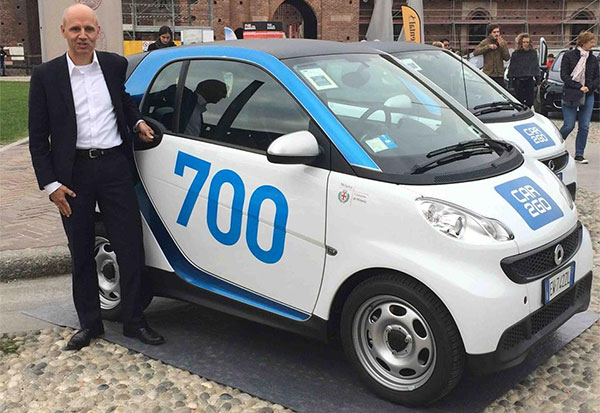 Thomas Beermann, amministratore delegato di car2go Europe, con la 700esima Smart in strada a Milano