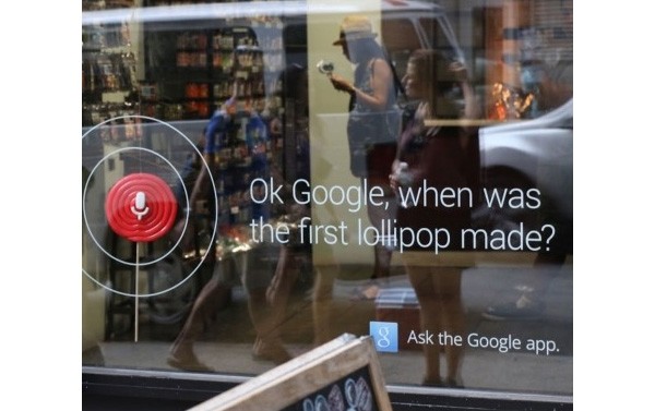 La pubblicità di "OK Google" sulla vetrina di un negozio di caramelle nella 61 Wythe Avenue