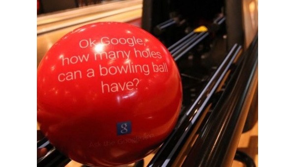 La pubblicità di "OK Google" su una palla da bowling a Brooklyn