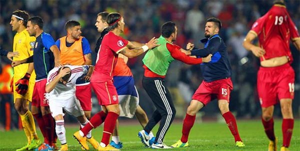 La rissa scoppiata in campo dopo l'invasione da parte di un drone con la bandiera kosovara