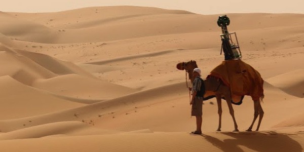 L'apparecchiatura di Street View a bordo di un cammello, nel deserto di Liwa