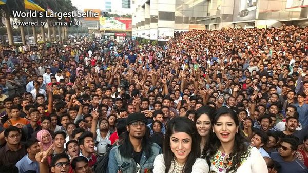 Questo il selfie da record che, con un Lumia 730, ha catturato oltre 1150 persone in Bangladesh