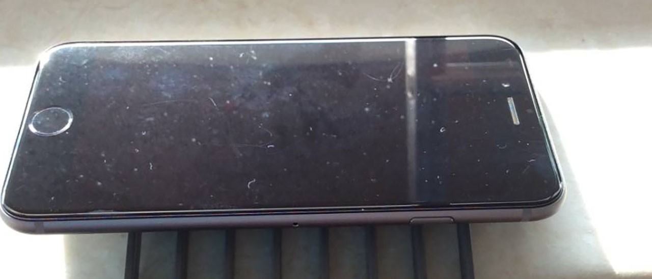 iPhone 6, graffi sul vetro: protestano gli utenti