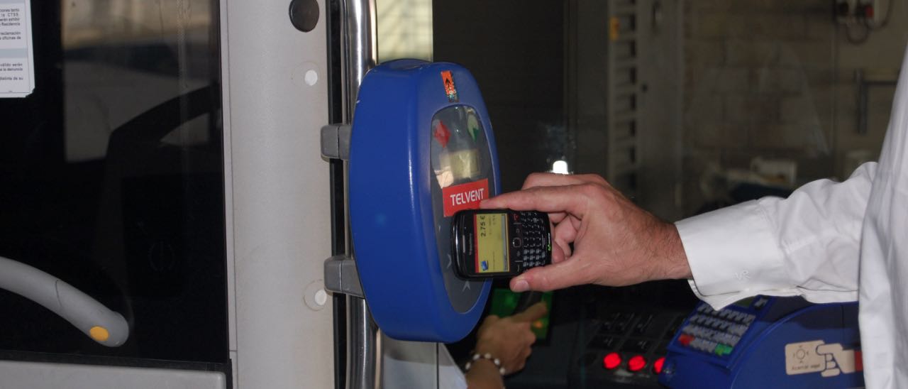 Con PosteMobile il bus si paga con lo smartphone