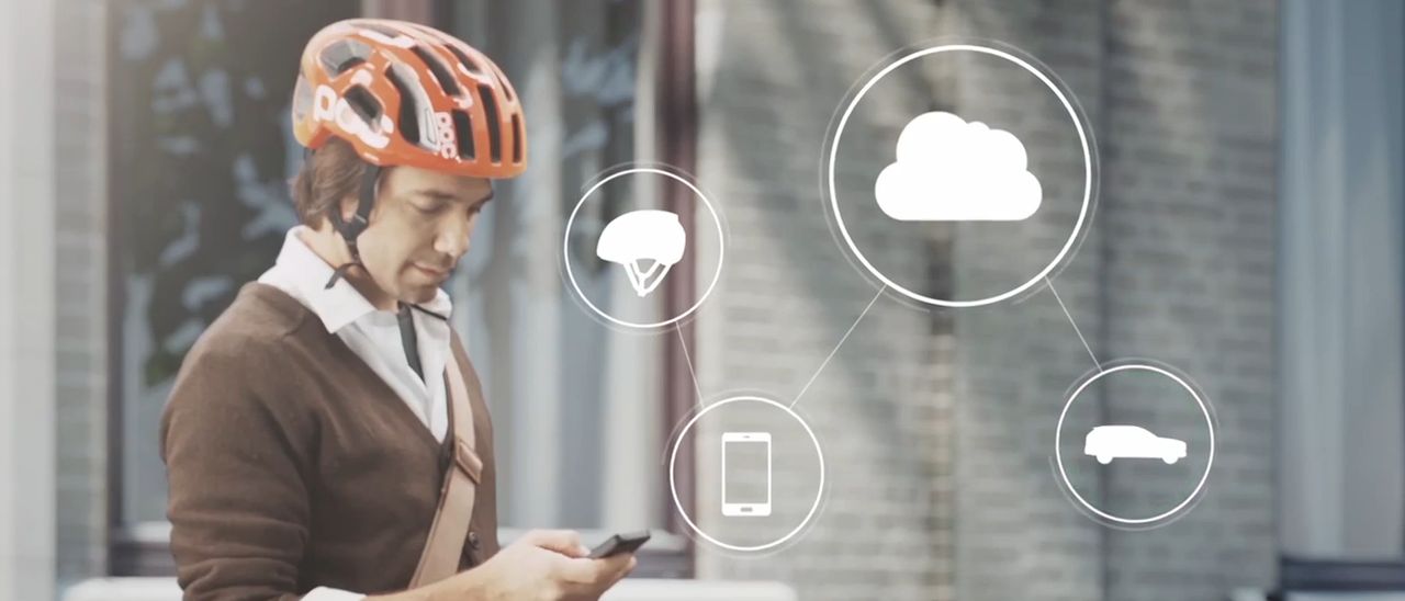 Volvo crea un casco che interagisce con l'auto