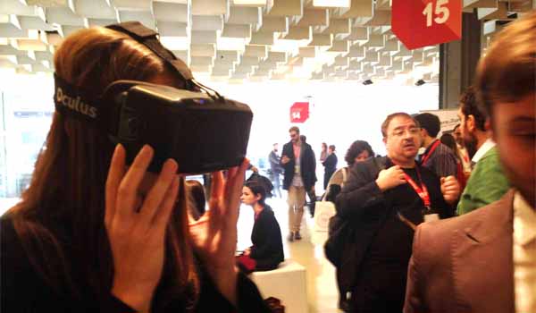 Il sistema Oculus è stato sfruttato da Amadeus, multinazionale del turismo, con una propria applicazione. I device indossabili (occhiali, orologi, braccialetti) sono il futuro prossimo dell'esperienza turistica, sia nella fase di acquisto che di servizio al consumatore durante il viaggio.