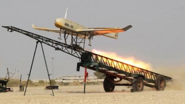 Il drone sviluppato dai militari iraniani durante un'esercitazione nel sud del paese