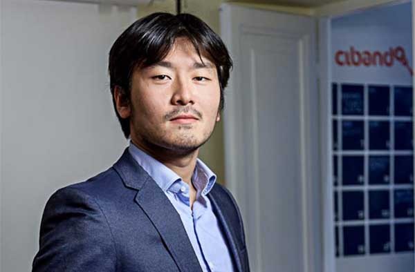 Guk Kim, classe 1988, è di origini coreane ma vive e lavora in Italia fin da giovanissimo. Ha fatto nascere diverse startup prima di Cibando. Si è laureato in Economia e Business Administration alla John Cabot University.