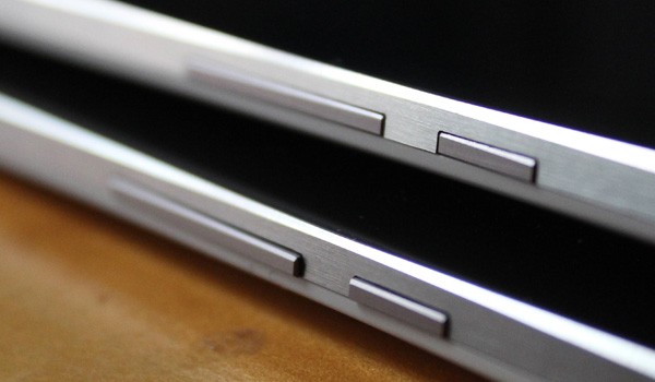 La nuova versione del tablet Nexus 9 (sotto) con i pulsanti fisici laterali che sporgono maggiormente dalla scocca