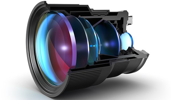 La sezione di un obiettivo fotografico mostra le lenti posizionate al suo interno