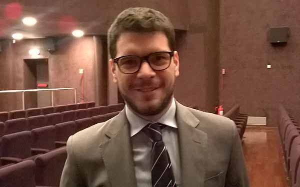 Riccardo Schiavon, 30 anni, si occupa di corporate social responsibility e progetti istituzionali per Telecom Italia. Anche lui era presente al Museo della Scienza a Milano per la presentazione di Italiani Digital, il sito nato in collaborazione coi Digital Champions di Riccardo Luna.