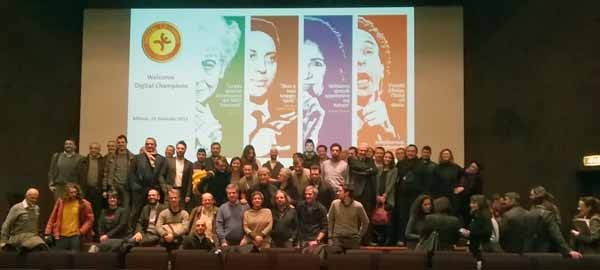 Foto di gruppo dei Digital Champion lombardi, riunitisi a Milano al Museo della Scienza e della Tecnica, luogo che ha stretto un accordo di collaborazione con l'associazione. Riccardo Luna ripeterà questi incontri per tutte le regioni italiane.