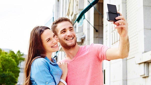 Il display della nuova Panasonic Lumix SZ10 può ruotare di 180 gradi per facilitare lo scatto dei selfie