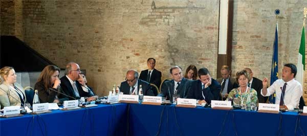 Benedetta Arese Lucini, country manager di Uber Italia (la prima a sinistra nella foto) è stata ospite anche del Digital Venice, nel luglio 2014. Il suo discorso sulla realtà dell'azienda fu ascoltato attentamente dal Presidente del Consiglio Matteo Renzi e dall'allora responsabile dell'agenda digitale europea, Neelie Kroes, che alla fine dell'intervento non manco di strizzare l'occhiolino verso la giovane manager. La commissaria europea non ha mai nascosto, infatti, la sua simpatia per Uber. In Europa tuttavia non mancano gli interventi nazionali di contrasto, anche se quasi sempre congelati dai tribunali in attesa di un pronunciamento.