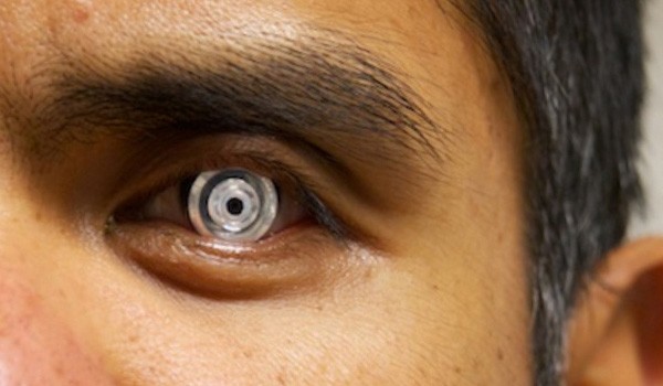 La lente a contatto con zoom 2,8x regolabile da chi la indossa