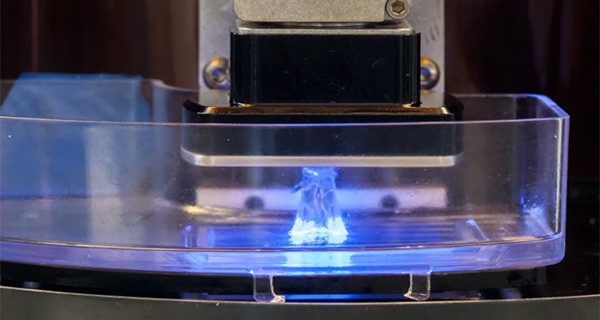 La vasca contenente materiale fotosensibile utilizzata nelle stampanti 3D con tecnologia Digital Light Processing