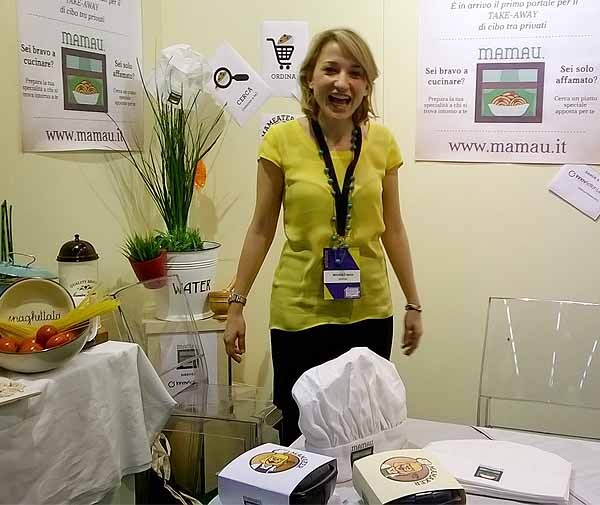 Michela Franco, CEO di Mamau.it, nello stand ospite a Seeds&Chips a Milano. La startup, appena nata e operativa dal mese prossimo, organizza gli ordini di pasti fatti in casa tramite un portale web. Come AirBnb, le persone mettono a disposizione qualcosa di loro, e gli utenti scrivono recensioni.Il bene però è ancora meno durevole di un'ospitalità in una stanza, si tratta di un pasto.