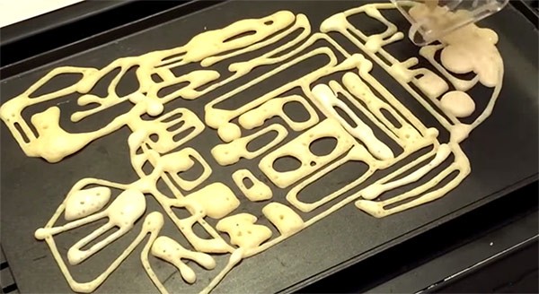 Il personaggio R2-D2 di Star Wars disegnato con la stampante PancakeBot