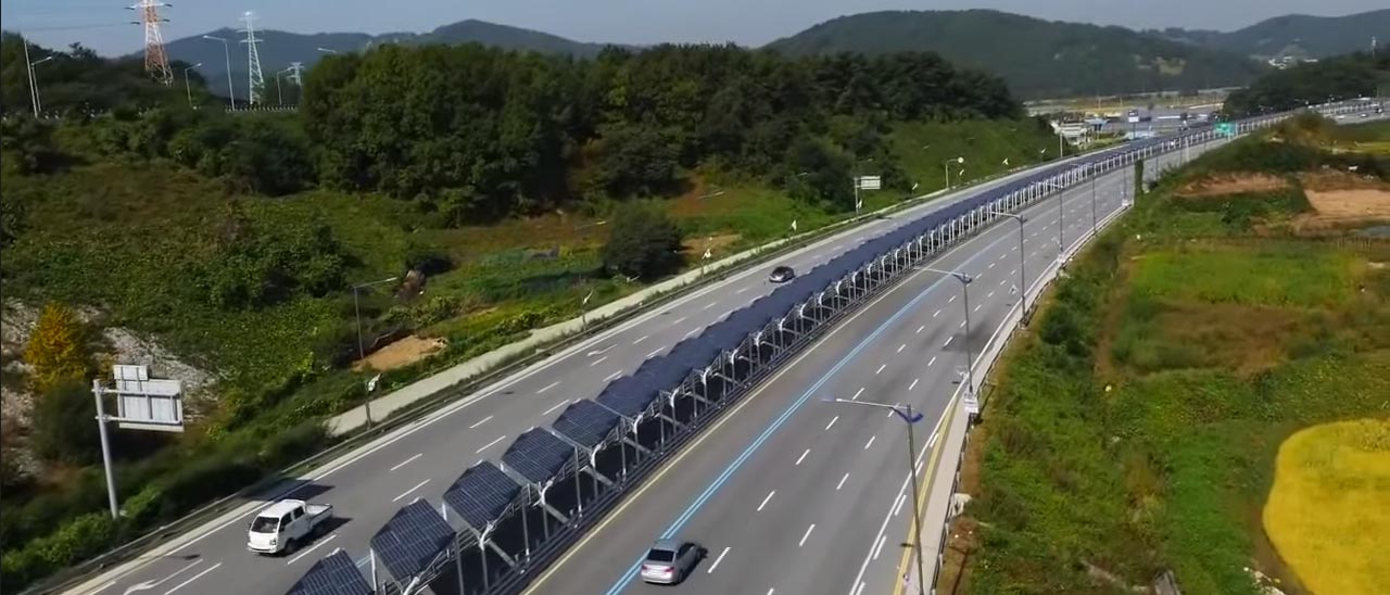 Una ciclabile con pannelli solari sull'autostrada
