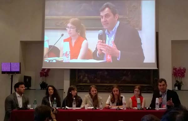 Russ Grandinetti, vice presidente di KIndle content, e il direttore della "Stampa" Mario Calabresi insieme alle cinque ragazze vincitrici della scholarship di Amazon. Le cinque ragazze, tutte under 25, provenienti da Italia, Spagna, Germania, Francia e Regno Unito, hanno ognuna affrontato il tema "Il futuro del giornalismo", risultando le migliori tra gli oltre 600 elaborati spediti al concorso.