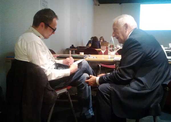 A destra, Roberto Liscia risponde a Webnews in sala stampa all'ecommerceforum 2015 di Milano. 