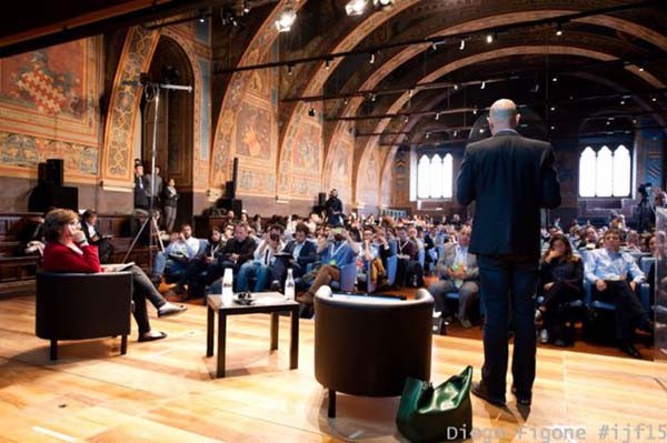 Andy Mitchell, responsabile delle media partnership di Facebook, ieri al festival di Perugia ha parlato di come il social network lavora con le testate giornalistiche per migliorare l'approccio degli utenti.