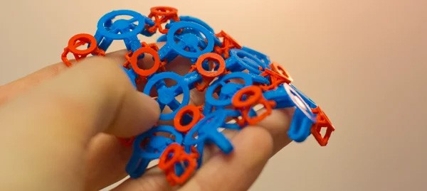 Un oggetto multicolore stampato con l'ausilio di The Palette