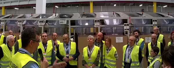 Tareq, general manager al centro di Castel San Giovanni, fa da Virgilio durante la visita guidata, che spiega il funzionamento e le logiche che consentono  stoccaggio e spedizione delle merci con numeri assoluti e precisione straordinari. Le due attività principali, "pick" e "pack" restano comunque umane, mentre algoritmi e  ingegneria sono acceleratori del processo.